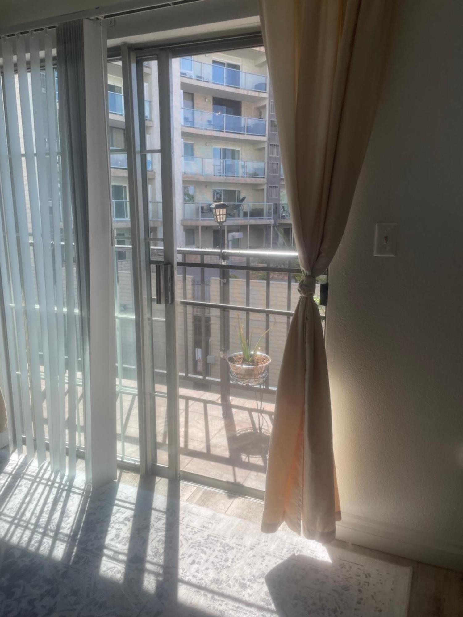 Apartment Condo-5 Mins To Vegas Strip, Free Parking,gym, In House Laundry *