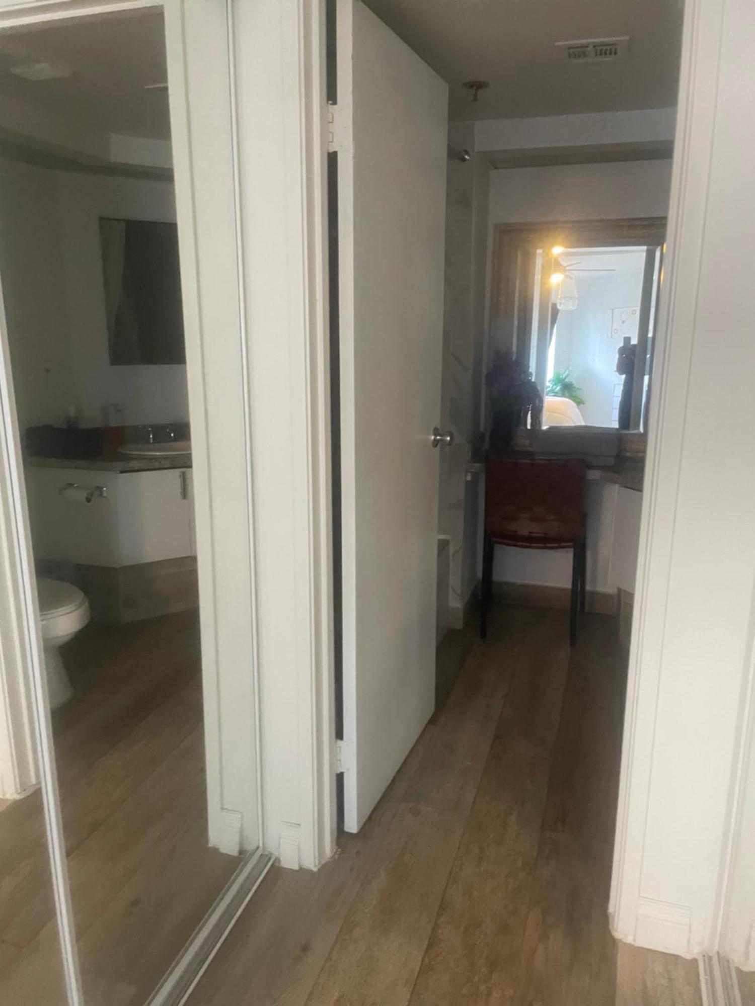 Condo-5 Mins To Vegas Strip, Free Parking,gym, In House Laundry *