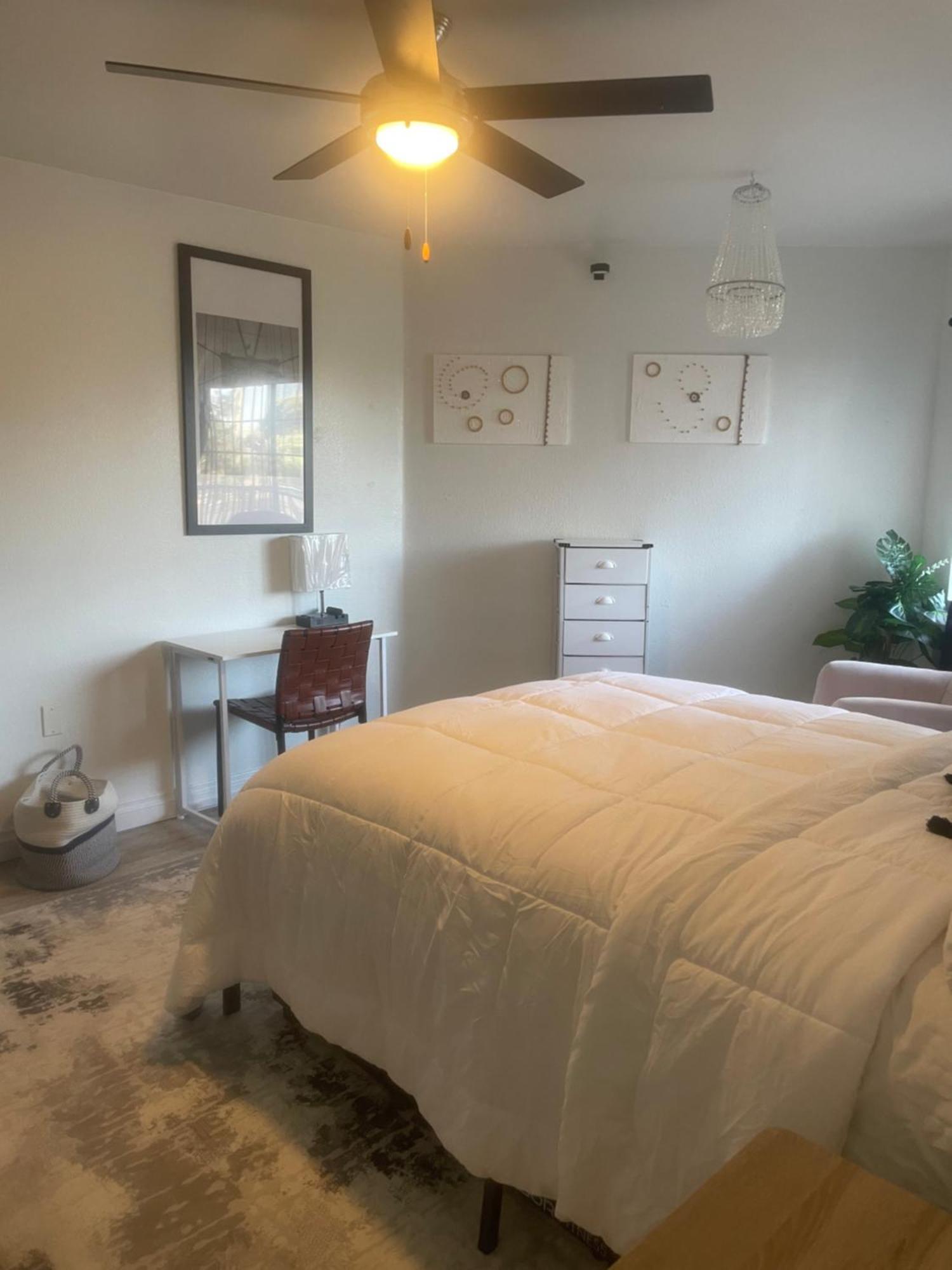 Apartment Condo-5 Mins To Vegas Strip, Free Parking,gym, In House Laundry