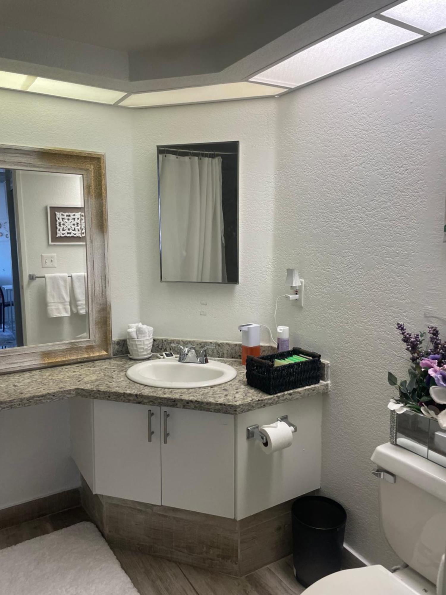 Condo-5 Mins To Vegas Strip, Free Parking,gym, In House Laundry Apartment