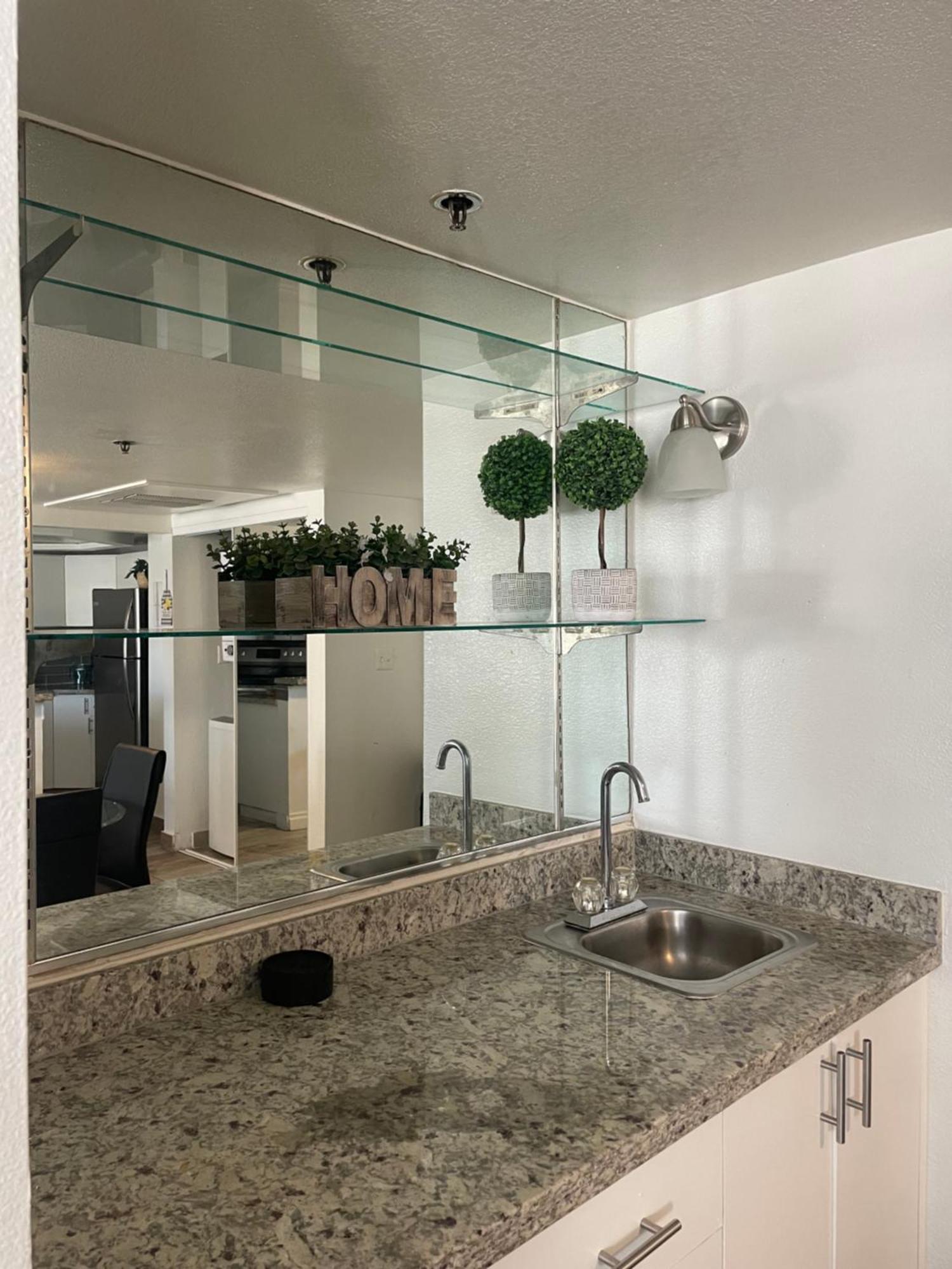 Condo-5 Mins To Vegas Strip, Free Parking,gym, In House Laundry Las Vegas