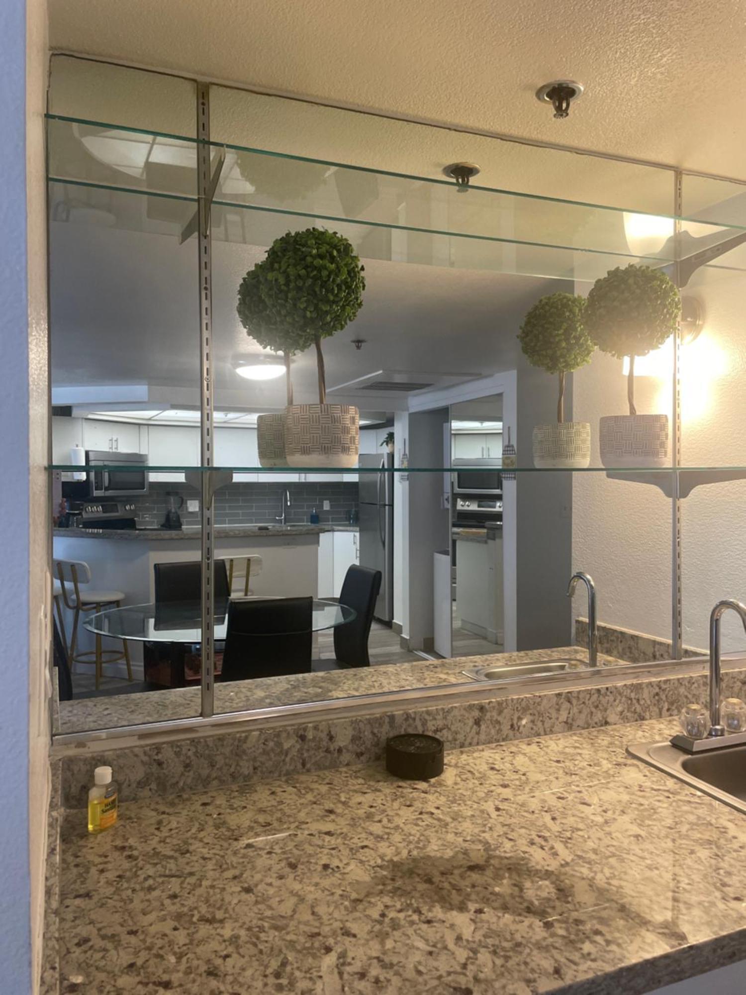 Apartment Condo-5 Mins To Vegas Strip, Free Parking,gym, In House Laundry *